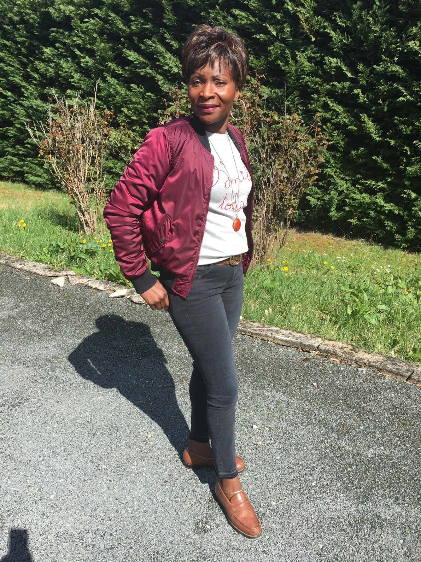 Edwige CBK en look casual chic météo Nuage — bomber bordeaux satiné, jean gris ardoise et derbies camel, transformation image femme Reflet Solaire