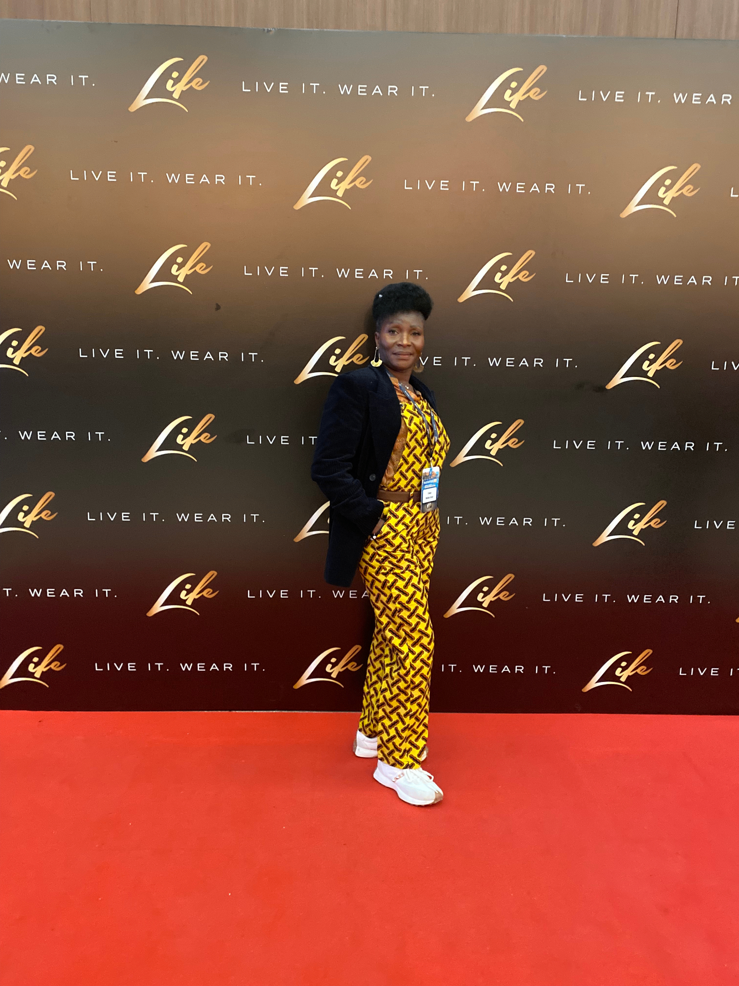 Edwige CBK en combinaison wax jaune et blazer noir sur tapis rouge — style africain affirmé